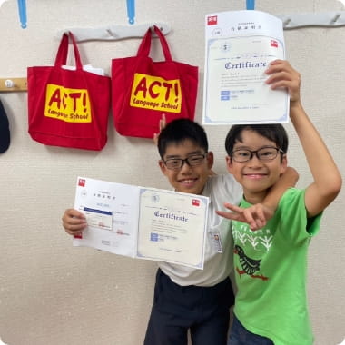 生徒が表彰状を持っている写真