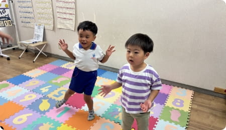 英語のうたを歌っている子供たち