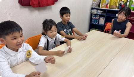 英語のテストを受ける子供たち