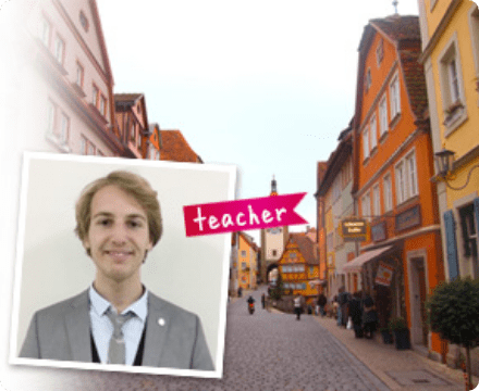 ドイツの街並みとドイツ語担当講師の写真
