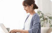 女性がパソコンで作業している写真