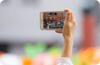 スマホで動画を見ている写真